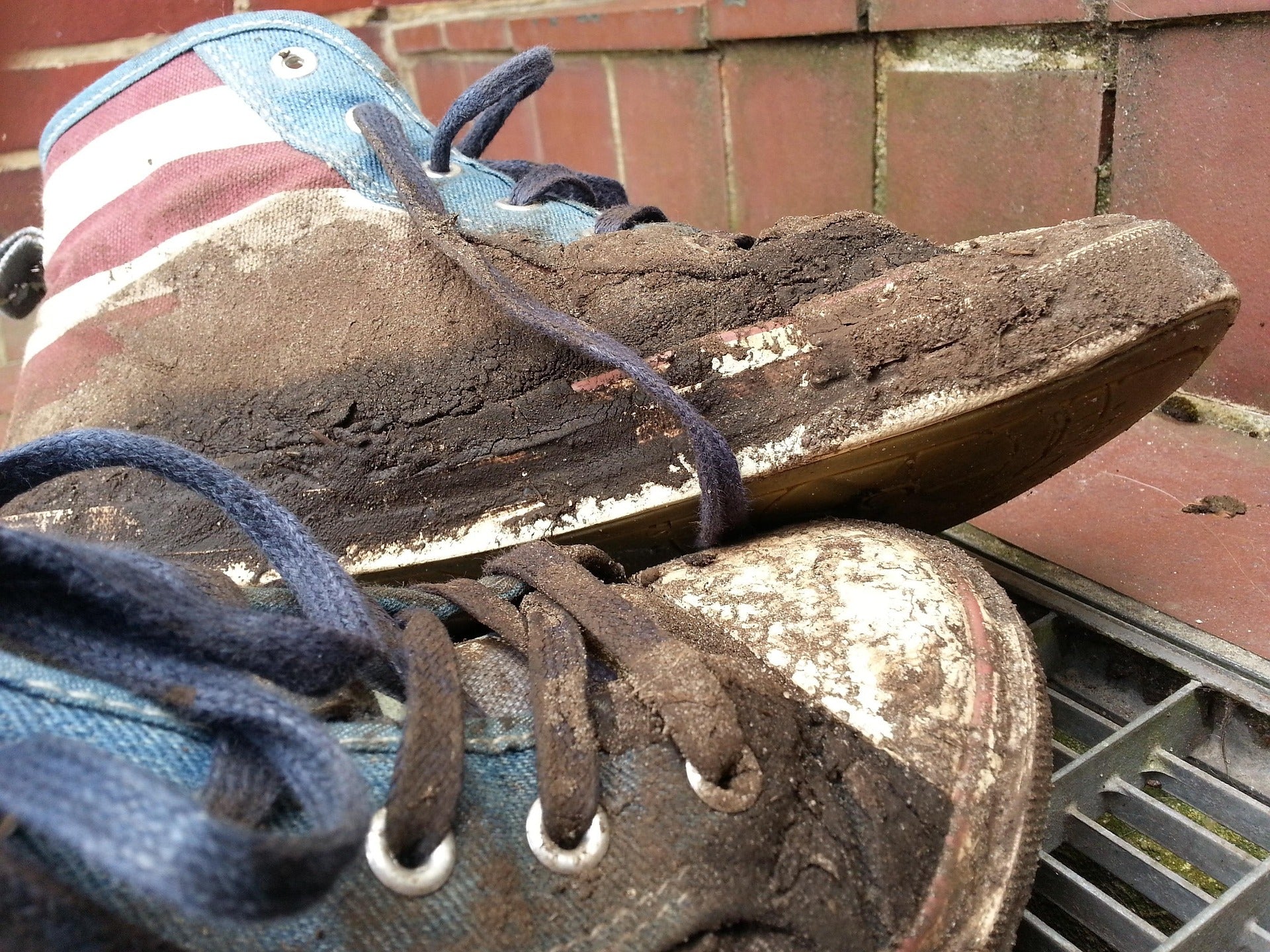 How to Remove Mud from Sneakers Quickly, the Fast and Safe Way